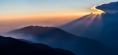 鸟瞰图摄影的山在白天在湛蓝的天空下
